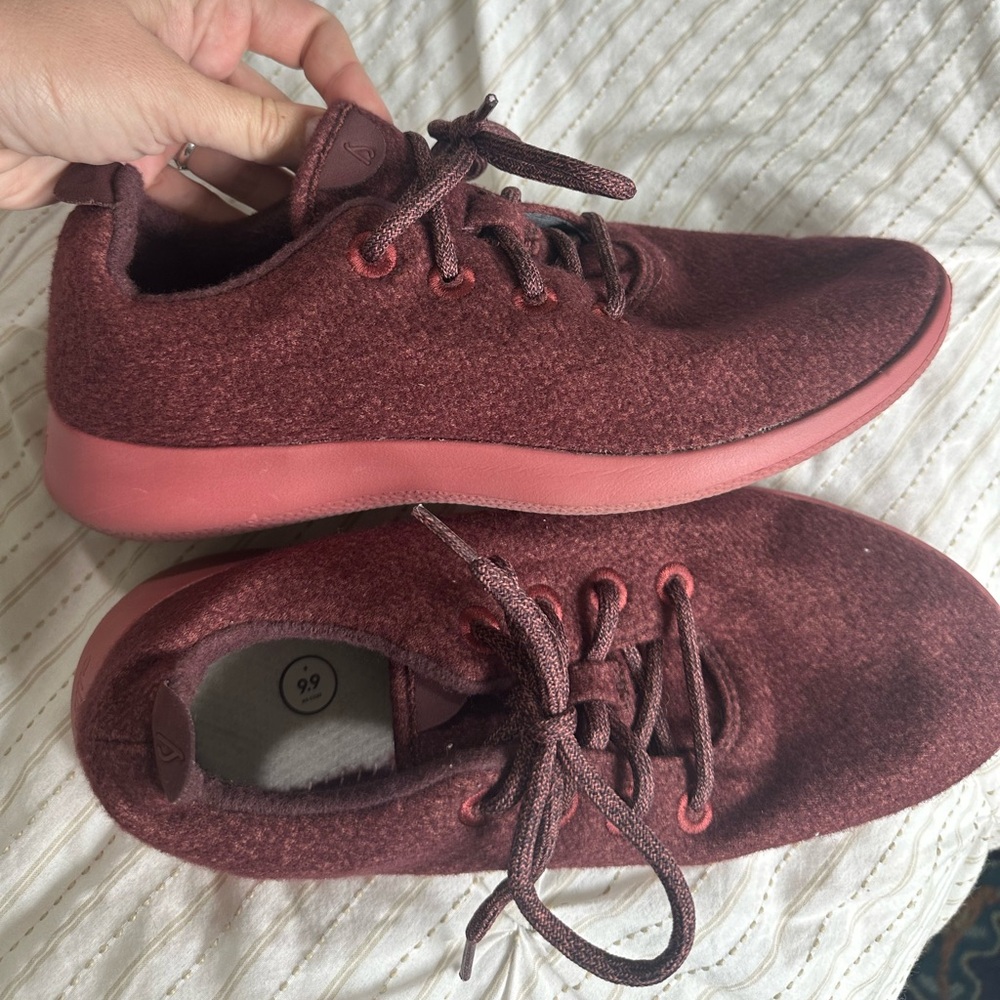 Allbirds Men’s Wool Runners – burgundy (Size 10)
